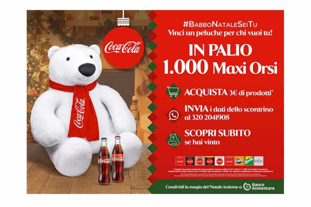 Vinci un peluche gigante a forma di orso con Coca-Cola